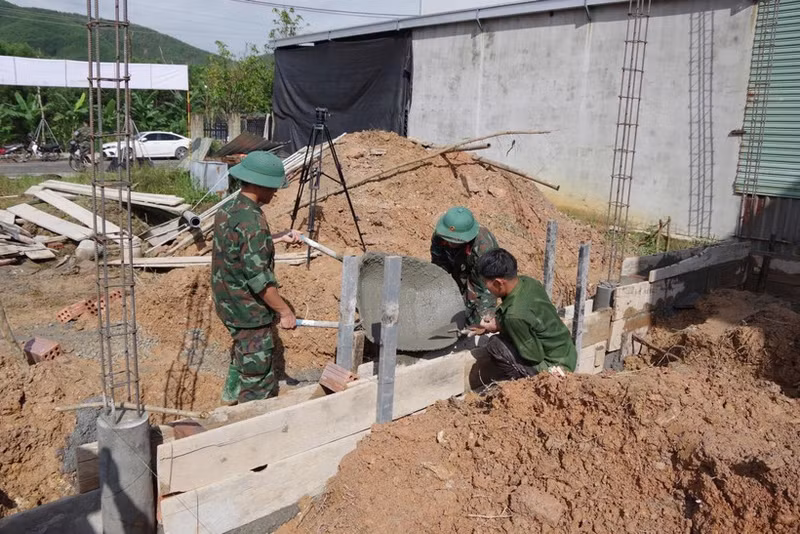 Fuerzas del Regimiento 6 del Mando Militar de Hue ayudan a la comuna de Khe Tre a construir tres nuevas viviendas y reparar siete. (Foto: VNA)