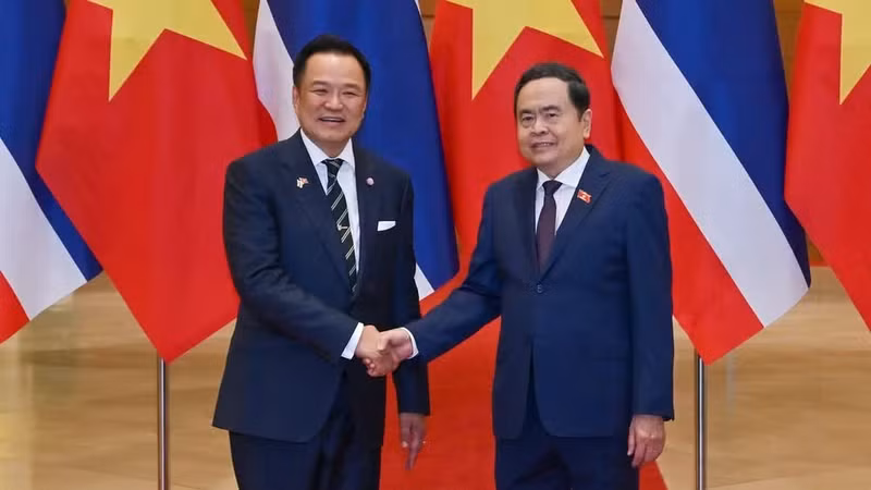 El presidente de la Asamblea Nacional de Vietnam, Tran Thanh Man (derecha), y el primer ministro de Tailandia, Anutin Charnvirakul. (Foto: Nhan Dan)