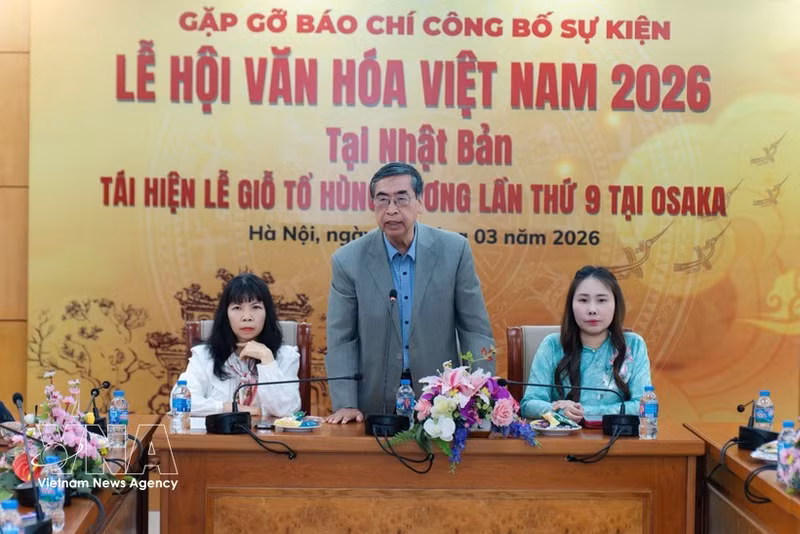 Nguyen Phu Binh, presidente de la Asociación de Enlace con los Vietnamitas en el Extranjero, habla en el evento. (Foto: VNA)