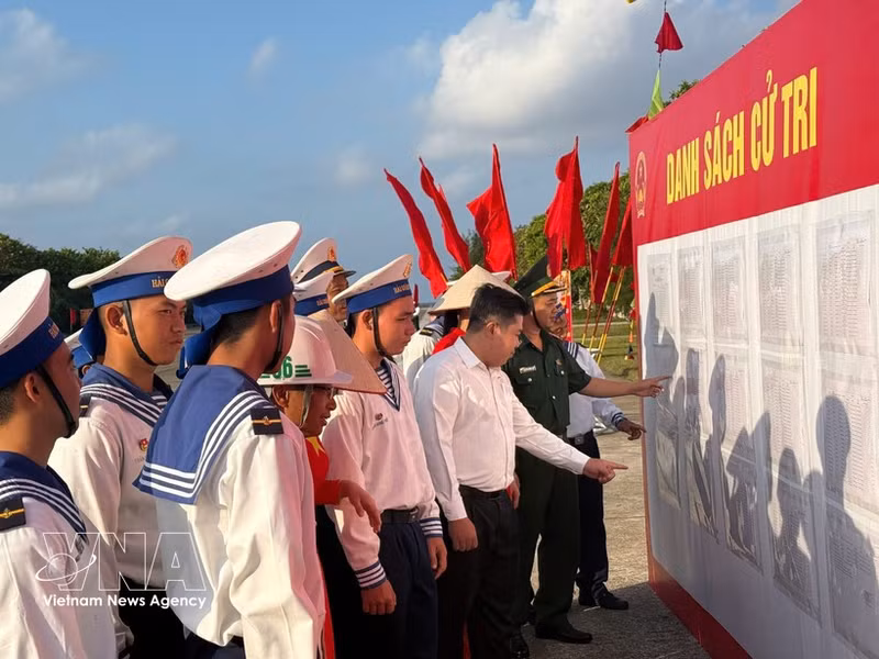 Los votantes de la isla de Truong Sa siguen de cerca la información de la Asamblea Nacional de la XVI legislatura y miembros de los Consejos Populares de todos los niveles para el período 2026-2031. (Foto: VNA)