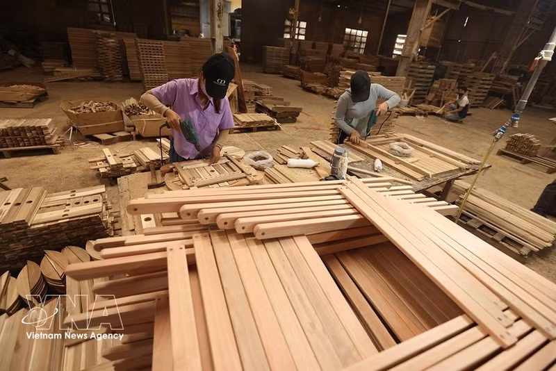 Producción de muebles de exterior para la exportación al mercado europeo en la fábrica de Hong Ngoc, en el Parque Industrial de Phu Tai, barrio de Quy Nhon Bac, provincia de Gia Lai. (Foto: VNA)