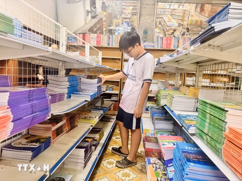 Un alumno busca libros de texto. (Foto: VNA)
