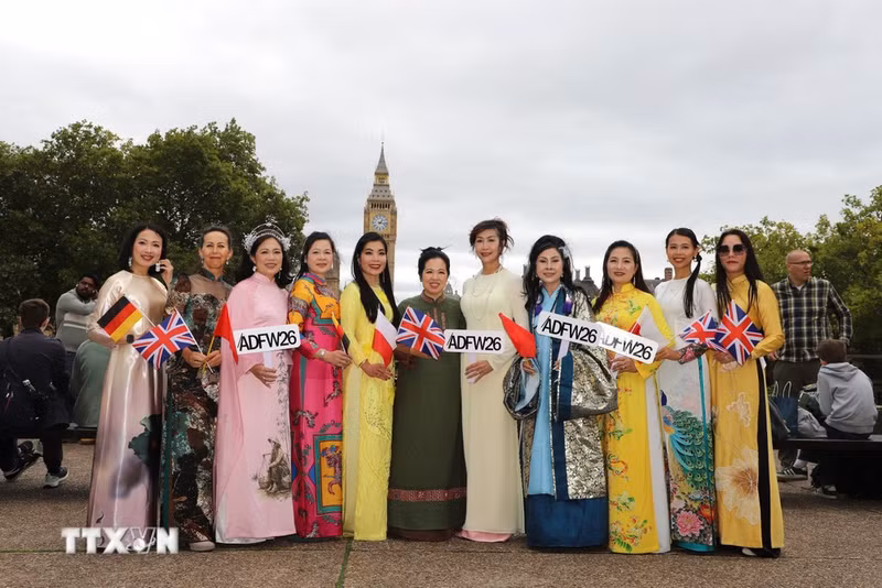 Las participantes en el desfile posan ante el famoso Big Ben, en Londres (Reino Unido). (Foto: VNA)