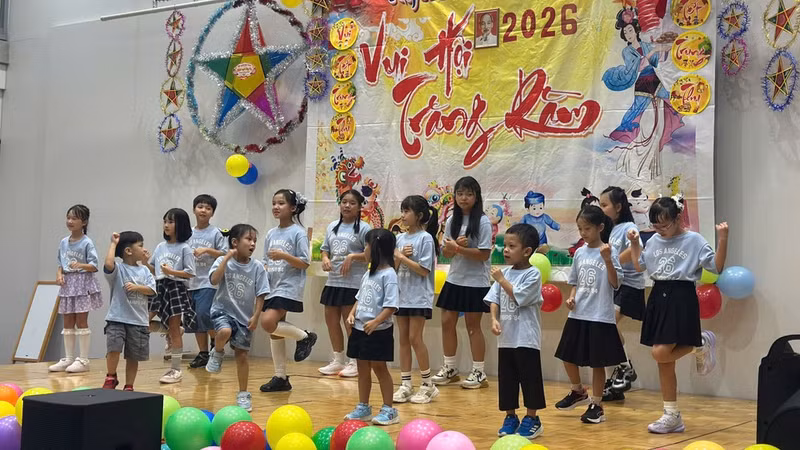 Niños actúan en la celebración del Festival de Medio Otoño en Sakai, Osaka. (Foto: Nhan Dan)