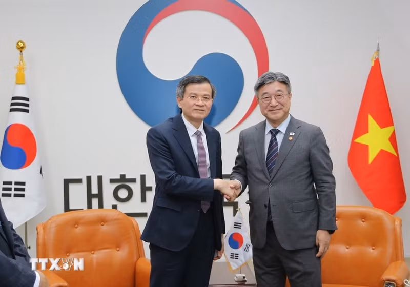 Doan Minh Huan, director de la Academia Nacional de Política Ho Chi Minh (izquierda), se reúne con el ministro del Interior y Seguridad de Corea del Sur, Yoon Ho Jung. (Foto: VNA)