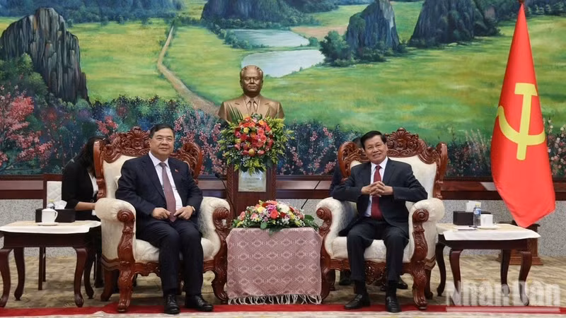 El secretario general del Partido Popular Revolucionario y presidente de Laos, Thongloun Sisoulith (derecha), se reúne con el viceprimer ministro permanente de Vietnam, Pham Gia Tuc. (Foto: Nhan Dan)