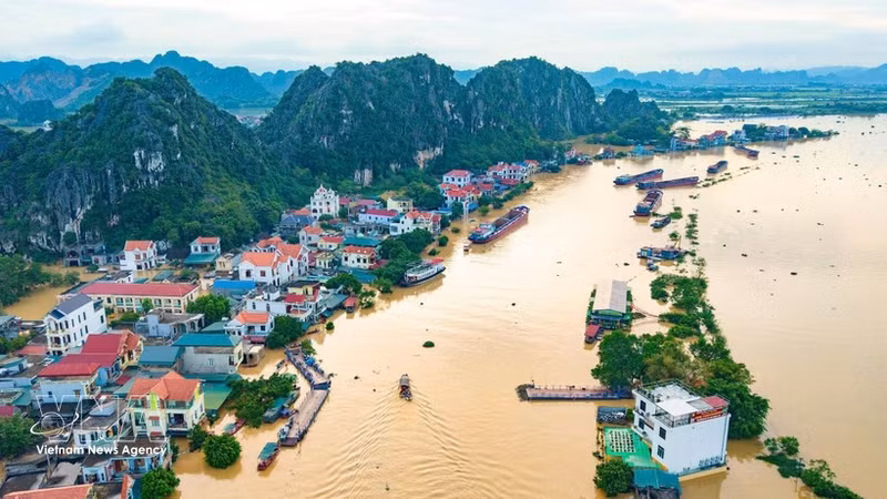 La zona de la aldea de Kenh Ga en la comuna de Gia Vien, provincia de Ninh Binh, está profundamente inundada. (Foto: VNA)