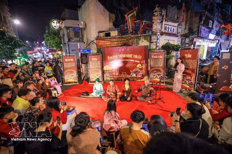 Los fragmentos de “tuong” (drama clásico), “cheo” (ópera tradicional vietnamita), “xam” (canto de artistas callejeros invidentes) y “chau van” (canto ritual), interpretados en el Espacio de Artes Tradicionales del Casco Antiguo de Hanói, despiertan un gran interés entre los residentes locales y los turistas. (Foto: VNA)