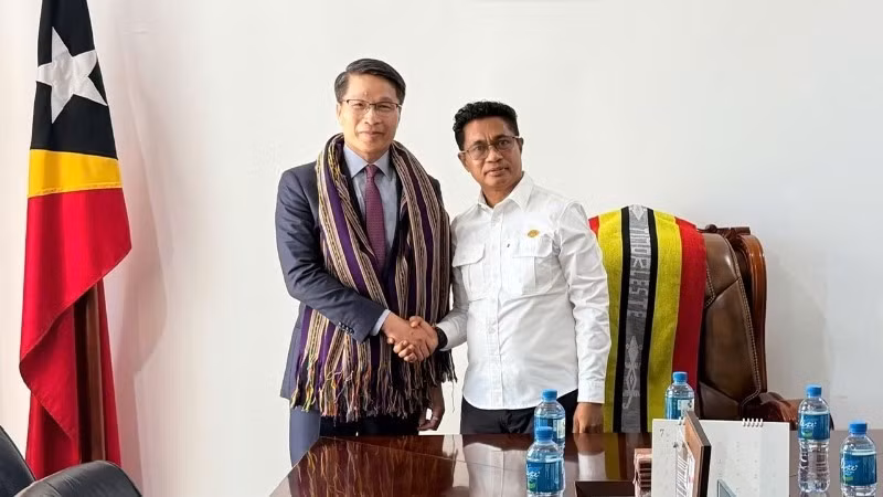 Mariano Assanami Sabino Lopes (derecha), viceprimer ministro, ministro coordinador de Asuntos Sociales y ministro de Desarrollo Rural y Vivienda Comunitaria de Timor Oriental, recibe al encargado de negocios de Vietnam en el país, Pham Thanh Binh. (Foto: Embajada de Vietnam en Timor Oriental)