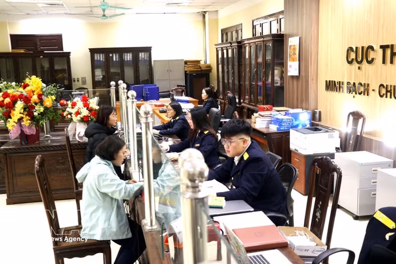 Ciudadanos y empresas acuden al Subdepartamento de Impuestos de la Región IV en Hung Yen para completar trámites administrativos. (Foto: VNA)