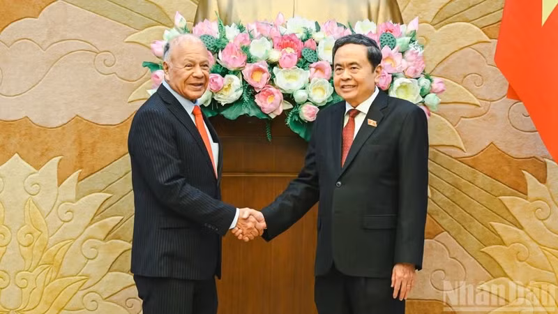 El presidente de la Asamblea Nacional de Vietnam, Tran Thanh Man (derecha), recibe al coordinador nacional del Partido del Trabajo de México, Alberto Anaya Gutiérrez. (Foto: Nhan Dan)