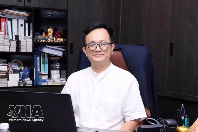 Dinh Vinh Cuong, empresario vietnamita en Japón, presidente del Club de Conexión de Empresarios Vietnamitas e Internacionales y director de 365 Group Co., Ltd., propone soluciones para llevar la Resolución 23 a la práctica. (Foto: VNA)