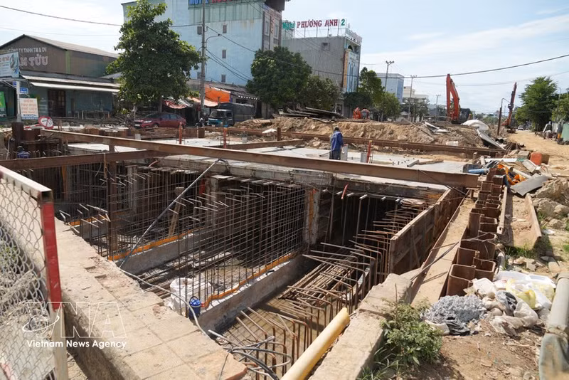 En las obras de construcción se están colocando refuerzos de acero y vertiendo hormigón para sellar los canales subterráneos, lo que ayuda a recoger el agua de lluvia y a mitigar las inundaciones en Da Nang. (Foto: VNA)