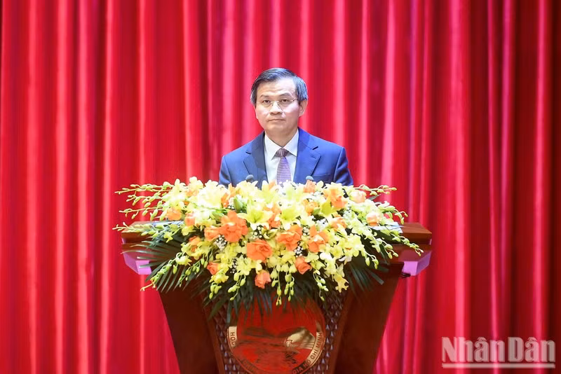 El miembro del Buró Político y director de la Academia Nacional de Política Ho Chi Minh, Doan Minh Huan, habla en el acto. (Foto: Nhan Dan)