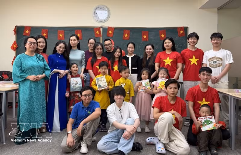 Phan Thi Quynh Trang (en el extremo izquierdo, segunda fila) posa junto a jóvenes connacionales en un programa del CVCEC destinado a impartir clases de idioma vietnamita. (Foto: VNA)