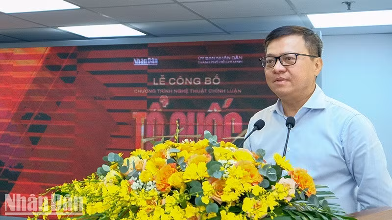 Le Quoc Minh, miembro del Comité Central del Partido Comunista de Vietnam (CCPCV), presidente-editor del periódico Nhan Dan, subjefe de la Comisión de Comunicación y Educación del CCPCV y titular de la Asociación de Periodistas Vietnamitas, interviene en la rueda de prensa. (Foto: Nhan Dan)
