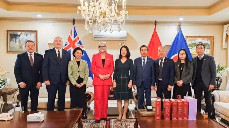 La gobernadora de Australia, Sam Mostyn (de traje rojo), posa junto al embajador de Vietnam ante el país oceánico, Pham Hung Tam, y los cónsules generales de Vietnam en las ciudades de Sídney y Perth. (Foto: Embajada de Vietnam en Australia)