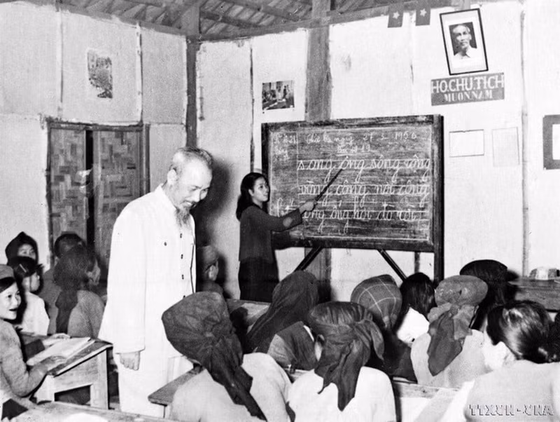 El movimiento "alfabetización para todos" nació justo después de la Revolución de Agosto, con el objetivo de enseñar a leer y escribir a toda la población. Esta iniciativa fue clave para promover el aprendizaje continuo y ha dejado lecciones duraderas hasta hoy. En la imagen: El Presidente Ho Chi Minh visita una clase de "alfabetización para todos" en la zona de Luong Yen, Hanói (27 de mayo de 1956).