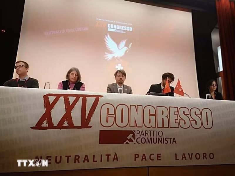 El secretario general del Partido Comunista Suizo, Massimiliano Ay (centro), en un Congreso de la organización. (Foto: VNA)