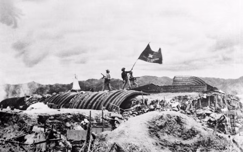 Siguiendo la estrategia de guerra de resistencia popular, total, integral y prolongada, basada en nuestra propia fuerza y bajo la dirección del Partido y el Presidente Ho Chi Minh, el pueblo y las fuerzas vietnamitas lograron poner fin a los nueve años de lucha contra los franceses con la victoria en la Campaña de Dien Bien Phu en 1954, un triunfo que "resonó en los cinco continentes e hizo temblar al mundo".