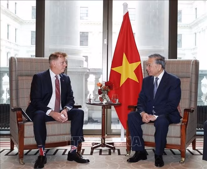 El secretario general del Partido Comunista de Vietnam, To Lam, y Chris Drewer, vicepresidente sénior para Asia-Pacífico del grupo Airbus. (Foto: VNA)