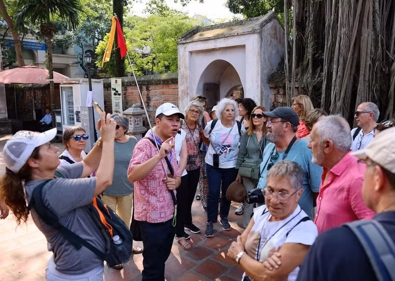 Turistas internacionales visitan el Templo de la Literatura en Hanói. (Foto: VNA)