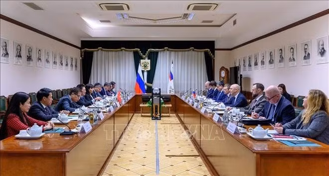El viceprimer ministro de Vietnam Ho Duc Phoc se reúne con el ministro ruso de Finanzas, Anton Siluanov. (Foto: VNA)