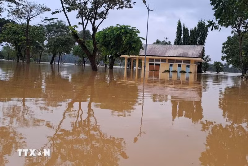 Intensas lluvias e inundaciones han provocado graves daños en varias provincias del Centro de Vietnam. (Foto: VNA)