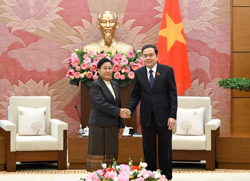 El presidente de la Asamblea Nacional de Vietnam, Tran Thanh Man, recibe a la titular del Tribunal Popular Supremo de Laos, Viengthong Siphandon. (Foto: Nhan Dan)