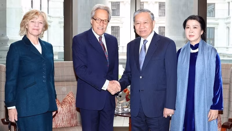 El secretario general del Partido Comunista de Vietnam, To Lam, y su cónyuge reciben al duque de Richmond, Charles Gordon-Lennox, y su esposa.