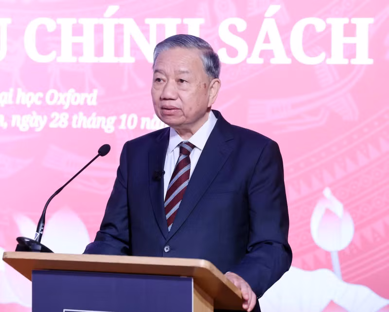 El secretario general del Partido Comunista de Vietnam, To Lam, pronuncia un discurso sobre políticas ante profesores, conferenciantes, investigadores, estudiantes y amigos de Vietnam en la Universidad de Oxford. (Foto: VNA)