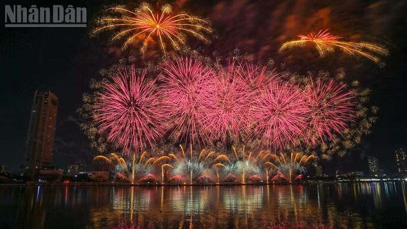Actuación del equipo vietnamita Z121 Vina Pyrotech en la final del concurso. (Foto: Nhan Dan)