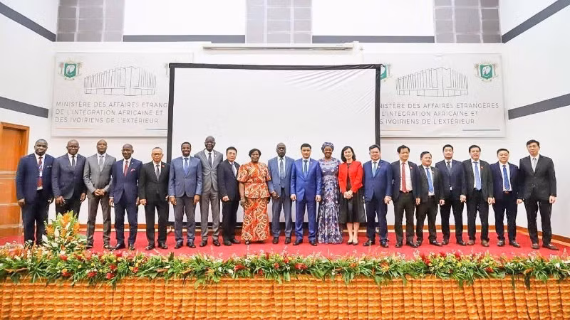 El vicepresidente de la Asamblea Nacional de Vietnam Vu Hong Thanh y los delegados a la cita. (Foto: VNA)