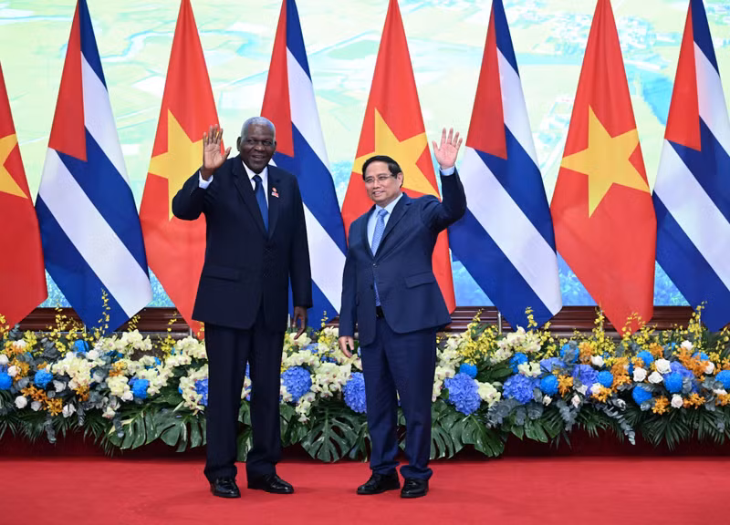 El primer ministro de Vietnam, Pham Minh Chinh, y el presidente de la Asamblea Nacional del Poder Popular y del Consejo de Estado de Cuba, Esteban Lazo Hernández, saludan a los medios. (Foto: Nhan Dan)