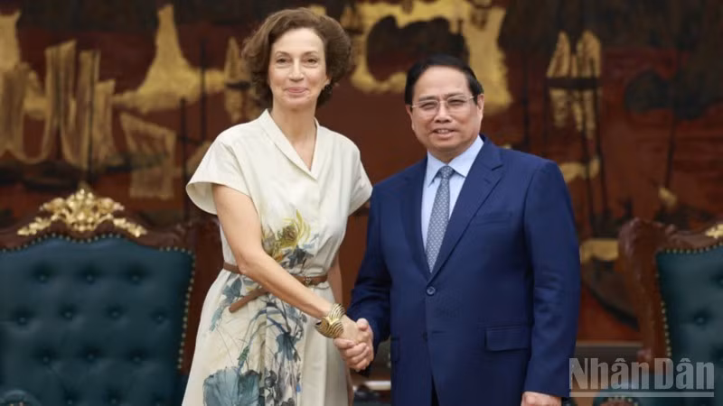 El primer ministro de Vietnam, Pham Minh Chinh, recibe a la directora general de la Unesco, Audrey Azoulay. (Fotografía: Nhan Dan)