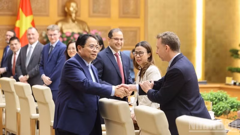 El primer ministro de Vietnam, Pham Minh Chinh, recibe a representantes de la Asociación Empresarial Británica y de empresas del Reino Unido activas en el país. (Fotografía: Nhan Dan)