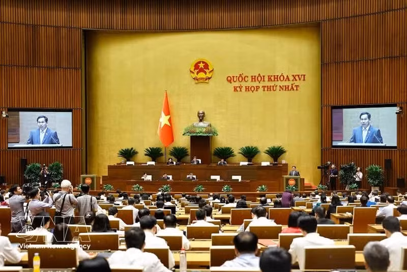 Una reunión en el primer período de sesiones de la XVI legislatura de la Asamblea Nacional de Vietnam. (Foto: VNA)