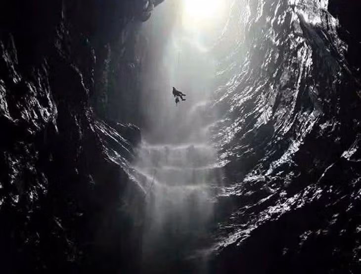 La cueva recién descubierta en el Parque Nacional Phong Nha-Ke Bang alberga una cascada extremadamente rara. (Foto: tuoitre.vn)