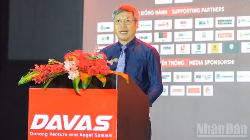 Ho Quang Buu, vicepresidente del Comité Popular de Da Nang, interviene en el foro. (Foto: Nhan Dan)