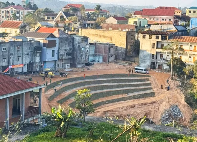 El proyecto de emergencia para la prevención de deslizamientos de tierra en la comuna de Khe Sanh, en la provincia de Quang Tri, parte de la Campaña Quang Trung, ha traído alegría y emoción a la población tras muchos años de constante preocupación por deslizamientos de tierra. (Foto: VNA)