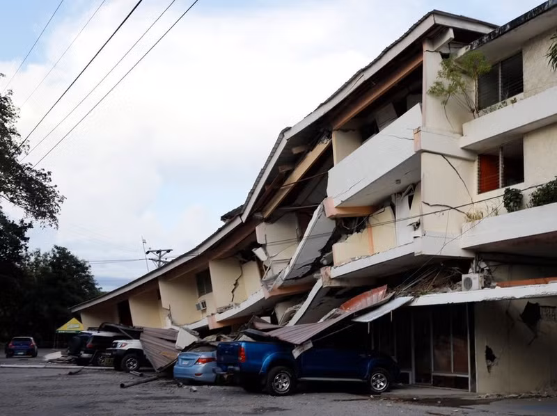 Un edificio se derrumbó y varios vehículos resultaron dañados tras un terremoto en Penonome, provincia de Coclé, en el centro de Panamá, el 9 de octubre de 2026. (Foto: Xinhua/VNA)