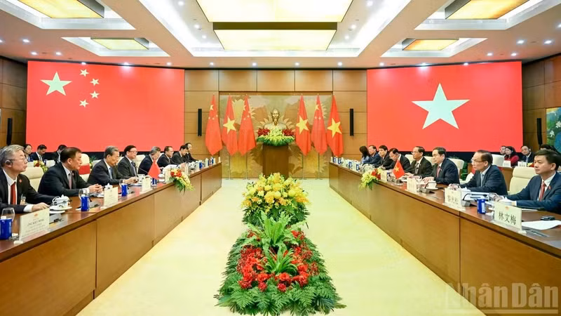 Conversaciones entre el presidente de la Asamblea Nacional de Vietnam, Tran Thanh Man, y el titular del Comité Permanente de la Asamblea Popular Nacional de China, Zhao Leji, en Hanói, el 31 de agosto de 2025. (Foto: Nhan Dan)