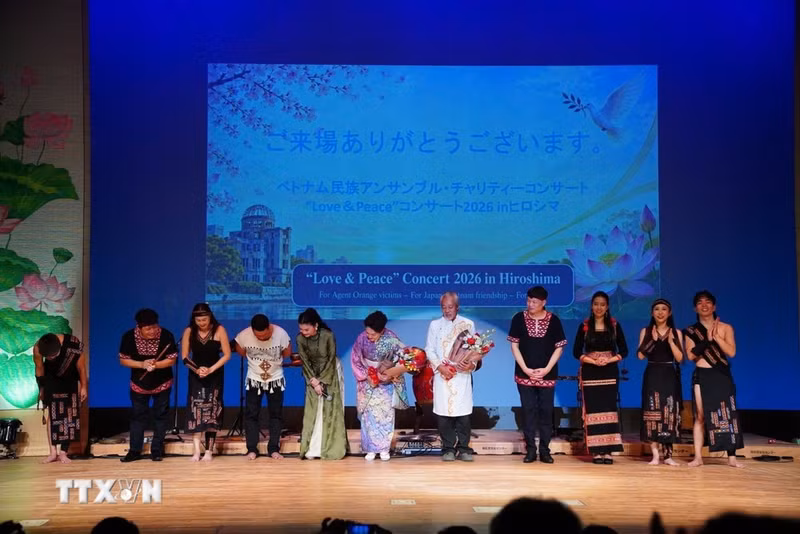 Artistas vietnamitas y japoneses saludan a los espectadores. (Foto: VNA)