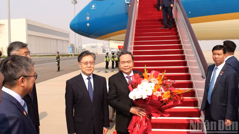 Wang Dongming, vicepresidente del Comité Permanente de la Asamblea Popular Nacional de China, recibe al presidente de la Asamblea Nacional de Vietnam, Tran Thanh Man, en el aeropuerto. (Foto: Nhan Dan)