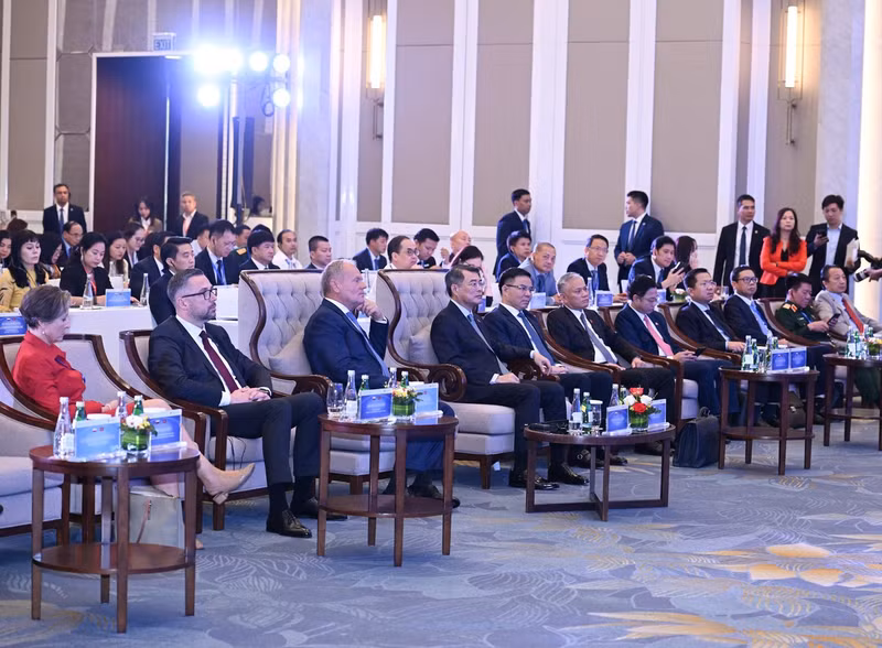 El primer ministro de Vietnam, Le Minh Hung, y su homólogo polaco, Donald Tusk, junto a otros asistentes al evento. (Foto: Nhan Dan)