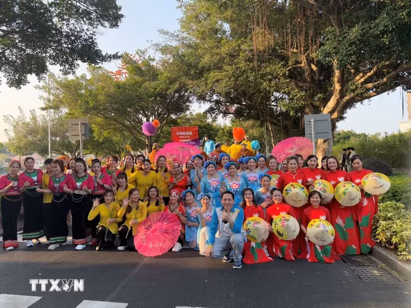 La Asociación de Vietnamitas en el Extranjero en Macao (China) participa en un desfile internacional de Macao. (Foto: VNA)