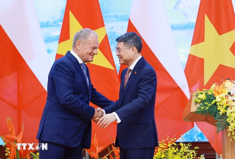 El primer ministro de Vietnam, Le Minh Hung, y su homólogo polaco, Donald Tusk. (Foto: VNA)