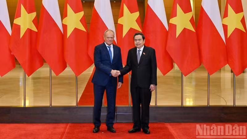 El presidente de la Asamblea Nacional de Vietnam, Tran Thanh Man (derecha), se reúne con el primer ministro de Polonia, Donald Tusk. (Foto: Nhan Dan)