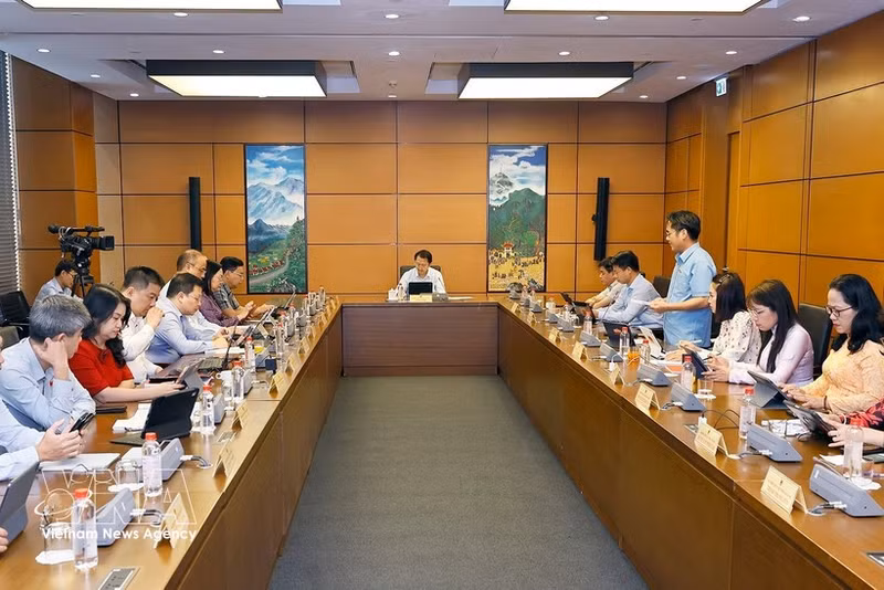 Los diputados debaten en grupos sobre proyectos de leyes en el marco del segundo período de sesiones de la Asamblea Nacional de Vietnam de la XVI legislatura. (Foto: VNA)