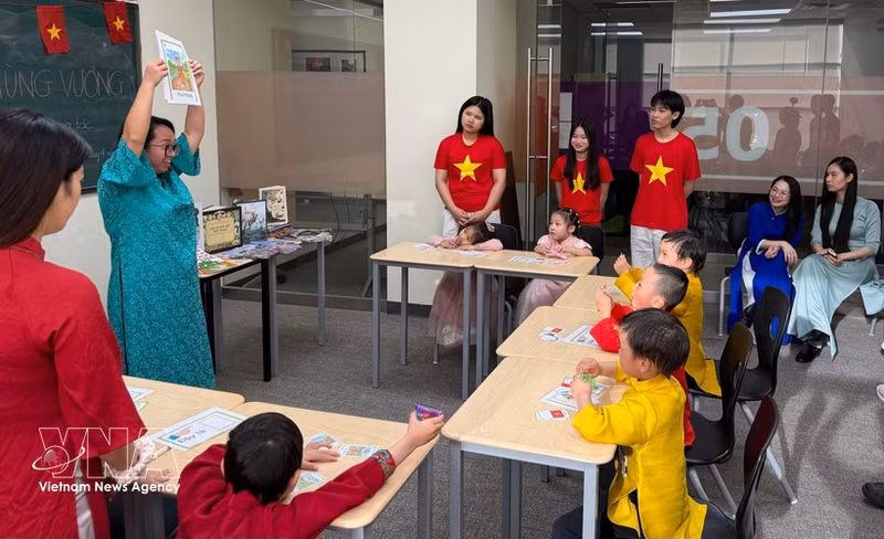En una clase de vietnamita del Consejo de Cultura y Educación Canadá-Vietnam. (Foto: VNA)